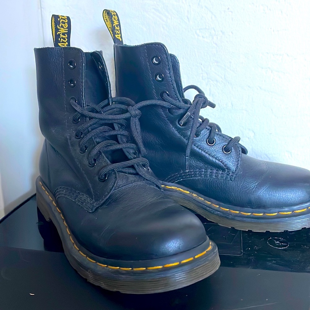 Dr. Martens women: 1460 WOMEN'S PASCAL VIRGINIA LEATHER BOOTS, 7 US, BLACK